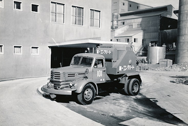 昭和30年代のミキサー車（第一セメント（株））